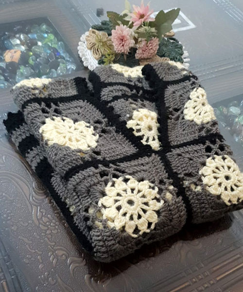 Black+Gray+Beige Crochet Top